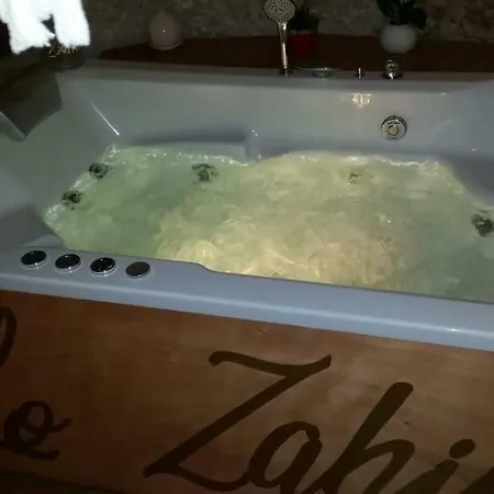 La Dello Zahir بيت للعطل أوستوني